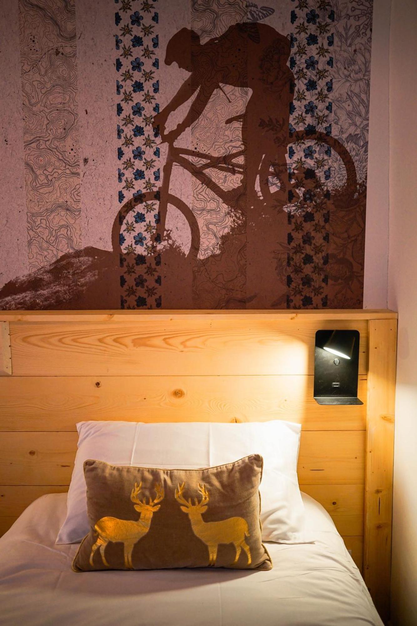 Le Petit Cerf Hotel Cervieres  ภายนอก รูปภาพ