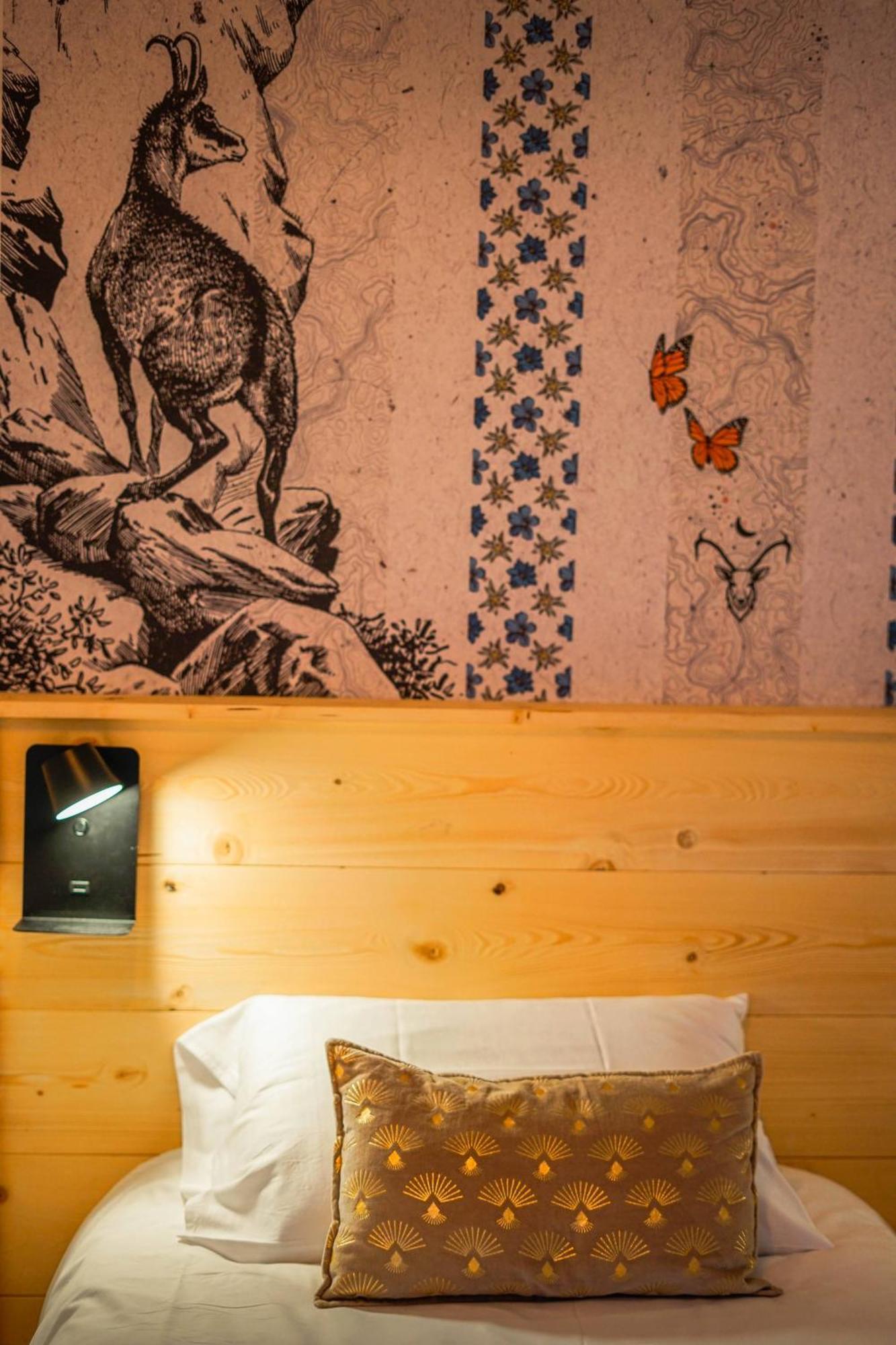Le Petit Cerf Hotel Cervieres  ภายนอก รูปภาพ
